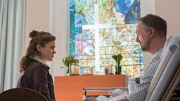 Pfarrer Sturm (Nik Breidenbach) spricht Judith (Lea Willkowsky) gut zu.