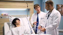 Der junge Thien liegt im Krankenhausbett, Dr. Matteo Moreau und Ben Ahlbeck untersuchen ihn.