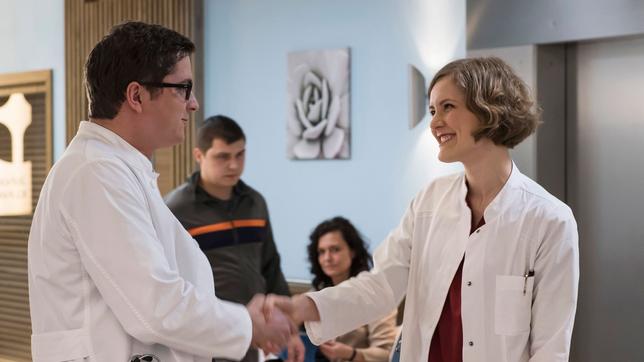 Die jungen Ärzte (21): Elly (Juliane Fisch) stellt sich Elias (Stefan Ruppe) vor.