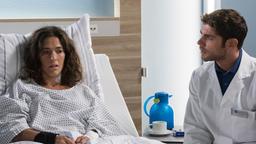 DIE JUNGEN ÄRZTE: Silvia Petzold (Margrit Ruehaak-Sartorius) wmit Niklas (Roy Peter Link) am Krankenbett.