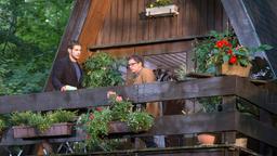 Unter Hochdruck suchen Elias (Stefan Ruppe) und Dr. Niklas Ahrend (Roy Peter Link) nach der Ursache, warum es dem Baumarbeiter Jonas immer schlechter geht. Sie suchen in dessen Zuhause nach Hinweisen.