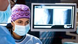 Während der OP des Oberschenkels von Frau Maas entdeckt Dr. Leyla Sherbaz (Sanam Afrashteh), dass der Knochen porös ist - eine herkömmliche Fixierung wird nicht halten.