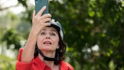 Während einer Radtour sucht Karin (Marijam Agischewa) vergeblich nach Mobilfunkempfang.