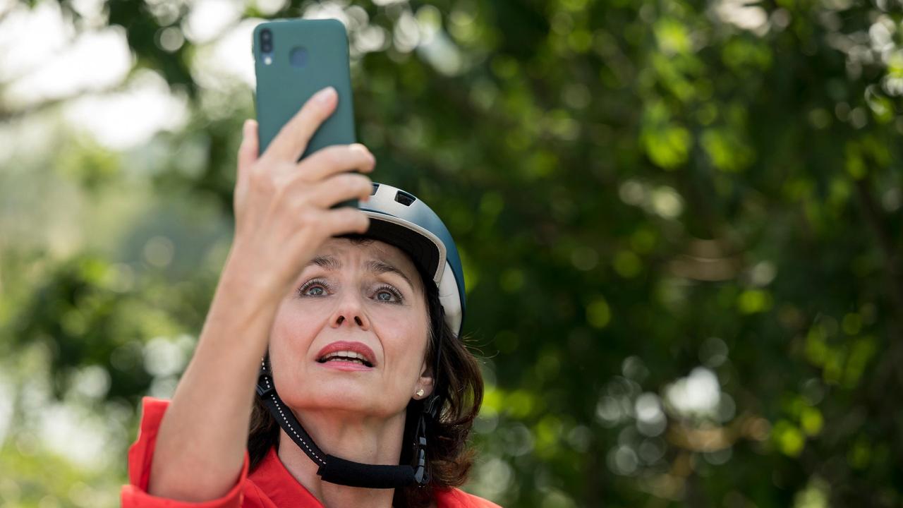 Während einer Radtour sucht Karin (Marijam Agischewa) vergeblich nach Mobilfunkempfang.