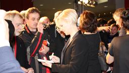 In aller Freundschaft – Die jungen Ärzte Premiere 19. Januar 2015 Erfurt: Andrea Kathrin Loewig schreibt Autogramme