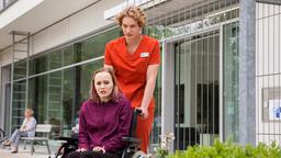 Fiete (Adrian Gössel) nimmt die Patientin Maxi (Ada Philine Stappenbeck) etwas unter seine Fittiche und versucht sie draußen im Innenhof abzulenken. Doch Maxi hat Angst vor Pflanzen.