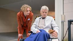 Pflegeschüler Fiete (Adrian R. Gössel) zeigt Verständnis für die Sorgen des mürrischen Hanno Dahlmanns (Rüdiger Joswig) um seinen Hund Polly. Er wird sich um ihn kümmern.