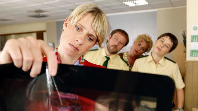 Sophie Haas (Caroline Peters), Bärbel Schmied (Meike Droste), Dietmar Schäffer (Bjarne Mädel) und Heike Schäffer (Petra Kleinert) diskutieren über den fast perfekten Mord an Oma Kathi.