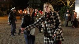 Mord mit Aussicht: Sophie Haas (Caroline Peters) und Bärbel Schmied (Meike Droste) sind entsetzt, als beim Martinszug Schüsse fallen.