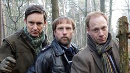 Mord mit Aussicht: Dr. Kauth (Arnd Klawitter), Dietmar Schäffer (Bjarne Mädel) und Jan Schulte (Johann von Bülow) im Wald.