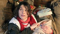 Mord mit Aussicht: In der Waldhütte hält Bärbel Schmied (Meike Droste) ihr Neugeborenes in den Armen.
