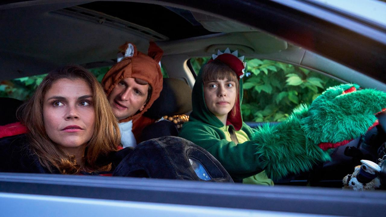 Marie (Katharina Wackernagel), Heino (Sebastian Schwarz) und Jenny (Eva Bühnen) sitzen verkleidet im Auto und beobachten die ankommenden Gäste einer Kuschelparty.