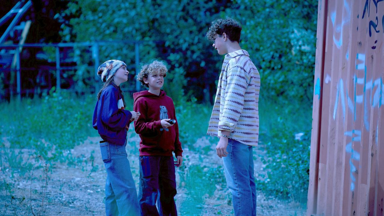 Otmar (Bennik Gehring), Leonie (Cara Magdalena Vondey) und Mats (Otto Emil Koch) sind nachts im Steinbruch, um heimlich einen Joint zu rauchen.