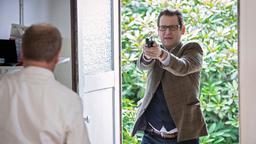 Morden im Norden: Kriminalkommissar Lars Englen (Ingo Naujoks) stoppt den Tatverdächtigen Martin Quade (Guntbert Warns)