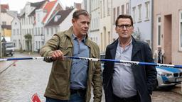 Die Kommissare Finn Kiesewetter (Sven Martinek) und Lars Englen (Ingo Naujoks) werden zum Tatort in der Lübecker Altstadt gerufen. Der Fall gibt Rätsel auf: Wer entführt einen vorbestraften Junkie?