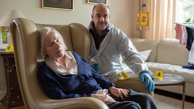 Die pflegebedürftige Witwe Edith Ruff (Heide Simon) ist tot. Wurde die Rentnerin vergiftet? Dr. Strahl (Christoph Tomanek) macht sich einen ersten Eindruck.