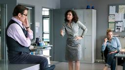 Dr. Zobel (Proschat Madani) macht Lars (Ingo Naujoks) eine deutliche Ansage (mit Julia Schäfle).
