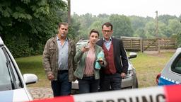 Finn (Sven Martinek), Nina (Julia Schäfle) und Lars (Ingo Naujoks) sind auf dem Weg zum Tatort.