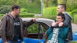 Morden im Norden: Finn (Sven Martinek) befiehlt Kevin Otten (Adrian Saidi) Jan Mazur (Dominik Nowak) loszulassen.