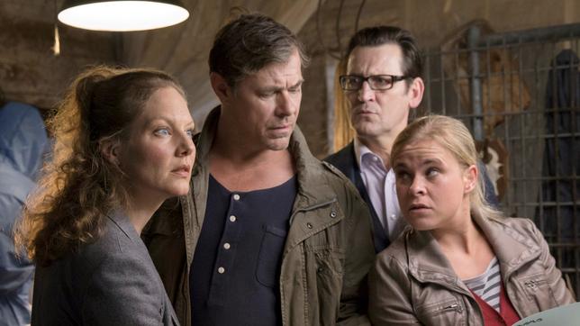 Bild: ARD/Georges Pauly Morden im Norden: lke Rasmussen (Tessa Mittelstaedt), die Kommissare Finn Kiesewetter (Sven Martinek), Lars Englen (Ingo Naujoks) und Sandra Schwartenbeck (Marie-Luise Schramm) durchschauen den Plan des Täters.