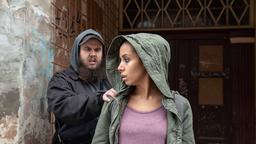 In der Drogenszene geht es ruppig zu. Meryem (Kristin Alia Hunold) wird in einem Hauseingang von einem Dealer (Komparse) angegriffen, bei dem Nick noch Schulden hat.