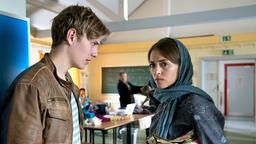 Johannes (Max Schimmelpfennig) sucht im Flüchtlingsheim Fatima (Ava Celik) auf.