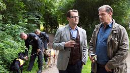 Lars (Ingo Naujoks) und Finn (Sven Martinek) lassen mit Hunden nach dem verschwundenen Baby suchen.