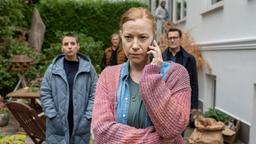 Nina (Julia E. Lenska) und Lars (Ingo Naujoks) hören Tanja (Frankziska Arndt) bei einem Telefongespräch zu. Tanja wirkt erschöpft.