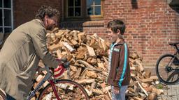 Olaf (Andreas Nickl) will, bevor er sich der Polizei stellt, seinem Sohn Tim (Mikke Rasch) ein lange versprochenes Fahrrad schenken.