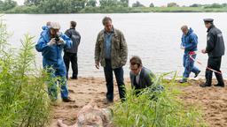 Strahl (Christoph Tomanek), Finn (Sven Martinek) und Lars (Ingo Naujoks, 3.v.r. mit Komparsen) schauen sich am Fundort der Leiche um.