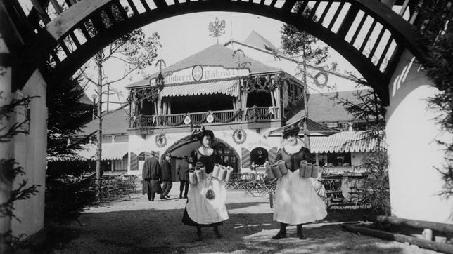 Zwei Kellnerinnen auf dem Oktoberfest im Jahr 1905. Weiteres Bildmaterial finden Sie unter www.br-foto.de.