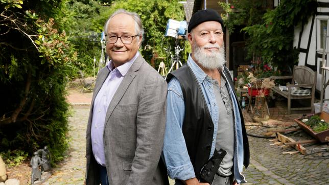 Bild: ARD/Kai Schulz ARD RENTNERCOPS - Drehstart von sechs Folgen der kultigen Krimiserie im Ersten ab September 2023. - Hartmut Volle und Bill Mockridge.