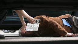 Günter (Wolfgang Winkler) ist bewusstlos und liegt auf dem Boden.