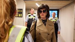 Am Flughafen wird Maria (Janina Isabell Batoly) von der Polizei angehalten.