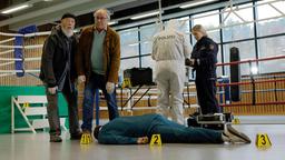 Bielefelder (Bill Mockridge) und Klaus Schmitz (Hartmut Volle) begutachten den Tatort. Handballtrainer Rainer Teichmann ist kaltblütig ermordet worden (mit Komparserie).