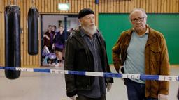 Bielefelder (Bill Mockridge) und Klaus Schmitz (Hartmut Volle) inspizieren den Tatort. Handballtrainer Rainer Teichmann ist kaltblütig ermordet worden