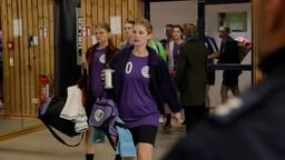 Das Handballteam, allen voran Anni Fellner (Nele Braun) und Gina Perlet (Johanna Hens), trifft am Tatort ein und die Mädchen erfahren, dass ihr Trainer tot ist.