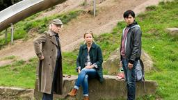 Edwin (Tilo Prückner) und Hui Ko (Aaron Le) befragen Nele Rohloff (Alexandra Schalaudek), die Freundin der Ermordeten.