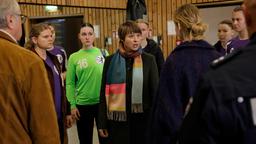 Klaus Schmitz (Hartmut volle) und Vicky Adam (Katja Danowski, M. mit Schal) befragen die Mädchen, u.a. Anni Fellner (Nele Braun) und Gina Perlet (Johanna Hens) des Handballteams am Tatort.