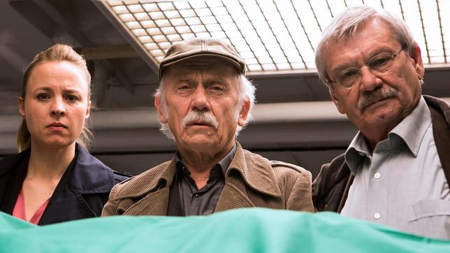 Bild: ARD/Kai Schulz Mord oder Selbstmord: Edwin (Tilo Prückner), Günter (Wolfgang Winkler) und Vicky Adam (Katja Danowski) können sich nicht einigen.