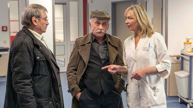 Bild: ARD/Kai Schulz Oberschwester Nora (Therese Hämer) entschuldigt sich für den Fehlalarm – doch Günter (Wolfgang Winkler) und Edwin (Tilo Prückner), bestehen darauf, mit der Schwester des verstorbenen Patienten zu sprechen.