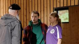 Reinhard Bielefelder (Bill Mockridge) befragt Kiano Klein (Leo Kramer) und dessenFreundin Anni Fellner (Nele Braun) zu Annis totem Trainer. Kiano äußert einen Verdacht.