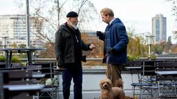 Reinhard Bielefelder (Bill Mockridge) trifft bei ersten Befragungen auf Hundebesitzer Konrad Unterberg (Patrick Joswig).