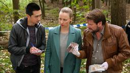 Vicky Adam, Hui Ko und Oliver Körfer untersuchen den Tatort
