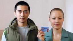 Vicky Adam und Hui Ko zeigen einen Polizeiausweis