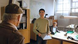 Hui Ko zeigt den Rentnercops das Büro