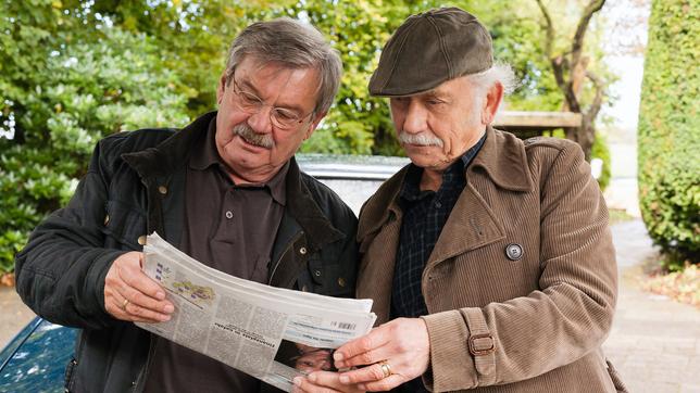 Bild: ARD/Kai Schulz Edwin Bremer und Günter Hoffmann lesen in einer Zeitung