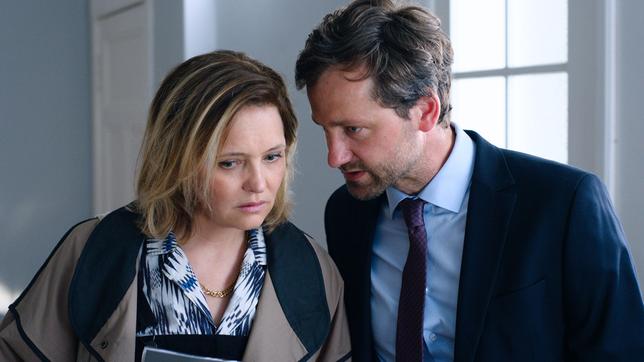 Anwalt Ben (Florian Stetter, re.) offenbart seiner Jugendliebe Miki (Laura Tonke, li.), dass er sie nicht verteidigen kann.