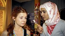 Türkisch für Anfänger: Yagmur (Pegah Ferydoni) verrät Lena (Josefine Preuß), dass Axel da ist.