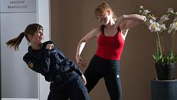 Unter Gaunern: Betty (Cristina do Rego) und Carmen (Kaya Marie Möller) tanzen ausgelassen im Fitness-Studio.